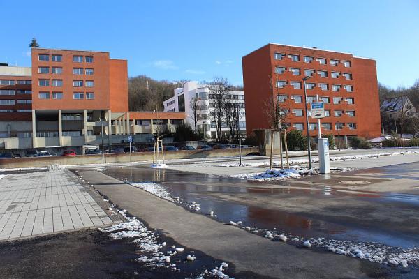 Neuer Parkplatz bei Kreiskrankenhaus ist fertig - Ab Montag, 8. Januar 2018 Platz für 80 Fahrzeuge nutzbar
Foto: Landratsamt Emmendingen Neuer Parkplatz bei Kreiskrankenhaus ist fertig - Ab Montag, 8. Januar 2018 Platz für 80 Fahrzeuge nutzbar
Foto: Landratsamt Emmendingen