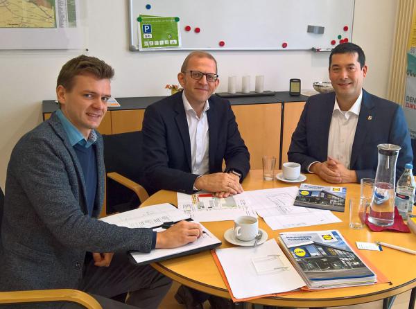 LIDL-Gebäude in Gewerbegebiet Türleacker wird moderner
Von links: Benjamin Burkhart (LIDL Portfolio-Manager), Michael Kleerbaum (LIDL Immobilienleiter) und Markus Hollemann (Bürgermeister)
Foto: Gemeinde Denzlingen LIDL-Gebäude in Gewerbegebiet Türleacker wird moderner
Von links: Benjamin Burkhart (LIDL Portfolio-Manager), Michael Kleerbaum (LIDL Immobilienleiter) und Markus Hollemann (Bürgermeister)
Foto: Gemeinde Denzlingen