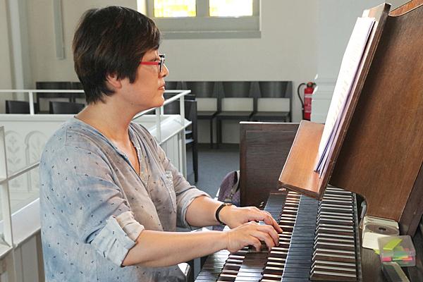 Hae-Kyung Jung an "ihrer" Orgel in der Freiburger Christuskirche.
Foto: Günter Hammer
Hae-Kyung Jung an "ihrer" Orgel in der Freiburger Christuskirche.
Foto: Günter Hammer