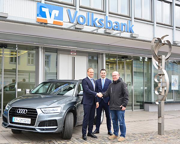 Volksbank-Vorstand Fritz Schultis und Firmenkundenberater Ingo Schleif bei der Übergabe des nagelneuen Audi Q3 an den Hauptgewinner (von links).

Foto: Volksbank Emmendingen