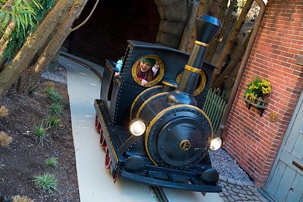 Die Lok Emma befördert Jung und Alt durch die Familienattraktion im Deutschen Themenbereich.
Foto: Europa-Park Die Lok Emma befördert Jung und Alt durch die Familienattraktion im Deutschen Themenbereich.
Foto: Europa-Park