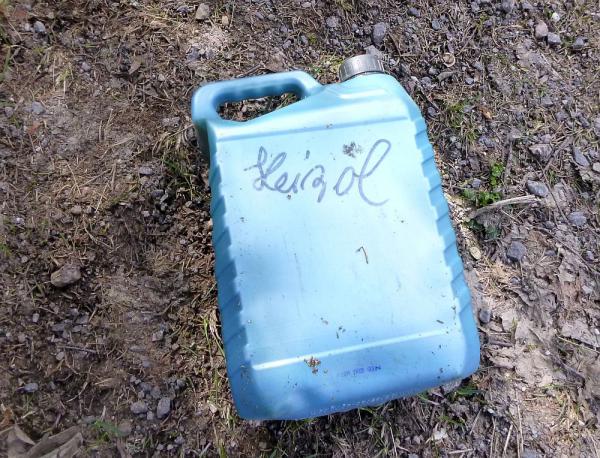 Illegale Müllentsorgung auf Parkplatz an Landesstraße 156 - Altöl-Kanister im Bereich der "Fischbacher-Höhe" hinterlassen
Foto: Polizei Illegale Müllentsorgung auf Parkplatz an Landesstraße 156 - Altöl-Kanister im Bereich der "Fischbacher-Höhe" hinterlassen
Foto: Polizei