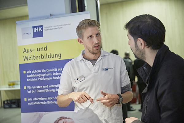 Mehr als 100 verschiedene Ausbildungsberufe bietet der Tag der Ausbildung der IHK Südlicher Oberrhein am 3. Mai auf der Landesgartenschau in Lahr – und auch Beratung, beispielsweise durch IHK-Mitarbeiter Andreas Klöble (Bild), für alle diejenigen, für die die Auswahl zu groß ist.
Foto: Michael Bode Mehr als 100 verschiedene Ausbildungsberufe bietet der Tag der Ausbildung der IHK Südlicher Oberrhein am 3. Mai auf der Landesgartenschau in Lahr – und auch Beratung, beispielsweise durch IHK-Mitarbeiter Andreas Klöble (Bild), für alle diejenigen, für die die Auswahl zu groß ist.
Foto: Michael Bode