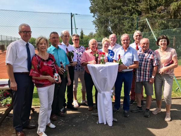 40 Jahre Tennisclub Heimbach - sie waren Gründungsmitglieder und sind immer noch aktiv dabei – Elf Tennisfreunde des Clubs zeigen, dass der weiße Sport fit hält

Foto: Regina Keller
