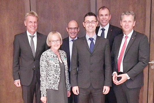 Von links: Der Vorstandsvorsitzende Marcel Thimm , Gertrud Storz (Freiamt), der stellvertretende Vorstandsvorsitzende Erich Greil, Matthias Danzeisen (Eichstetten) sowie die Vorstandsmitglieder Bernd Rigl und Lars Hopp.
Es fehlen: Muriel Kügler (Reute), Regine Sexauer (Endingen), Ingrid Richter (Eichstetten), Andreas Staub (Emmendingen ), Monika Kull (Teningen), Brigitte Stritt (Endingen), Isabell Heiny (Reute). Von links: Der Vorstandsvorsitzende Marcel Thimm , Gertrud Storz (Freiamt), der stellvertretende Vorstandsvorsitzende Erich Greil, Matthias Danzeisen (Eichstetten) sowie die Vorstandsmitglieder Bernd Rigl und Lars Hopp.
Es fehlen: Muriel Kügler (Reute), Regine Sexauer (Endingen), Ingrid Richter (Eichstetten), Andreas Staub (Emmendingen ), Monika Kull (Teningen), Brigitte Stritt (Endingen), Isabell Heiny (Reute).
