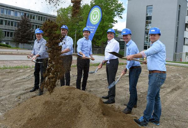 Neuer Verwaltungsbau von Badenova soll höchsten Effizienzansprüchen genügen
Von links: Matthias Schöffing (Leiter Materialwirtschaft/Liegenschaften bnNETZE), Reinhold Lohr (Geschäftsführer bnNETZE), Maik Wassmer (Vorstand Badenova), Harry Vogt (Architekt ), Volker Geis (Geschäftsführer bnNETZE) und Stefan Eckstein (Leiter Gebäudemanagement)
Foto: Rita Eggstein Neuer Verwaltungsbau von Badenova soll höchsten Effizienzansprüchen genügen
Von links: Matthias Schöffing (Leiter Materialwirtschaft/Liegenschaften bnNETZE), Reinhold Lohr (Geschäftsführer bnNETZE), Maik Wassmer (Vorstand Badenova), Harry Vogt (Architekt ), Volker Geis (Geschäftsführer bnNETZE) und Stefan Eckstein (Leiter Gebäudemanagement)
Foto: Rita Eggstein