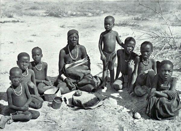 Herero-Frau mit Kindern
Bildband "EineReise durch die deutschen Kolonien
Foto: Museum im Ritterhaus
