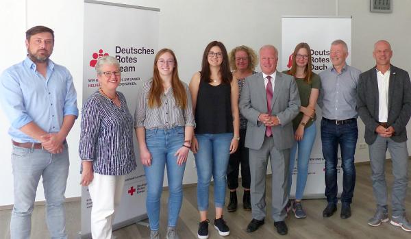 "Freiwilliges Soziales Jahr stärker honorieren"
Die Anerkennung des Freiwilligen Sozialen Jahres war eines der zentralen Themen beim Besuch des CDU-Bundestagsabgeordneten Peter Weiß beim Deutschen Roten Kreuz in Emmendingen. Der Abgeordnete sagte zu, sich für eine Verbesserung einzusetzen, etwa bei der Vergabe von Studienplätzen. Von links: Thomas Bollig (Rettungsdienstleiter), Christine Laufer (Deutsches Rotes Kreuz Emmendingen), Tanja Seidle (Freiwilliges Soziales Jahr-Leistende), Sophia Merkle (Freiwilliges Soziales Jahr-Leistende), Silva Clemens (Deutsches Rotes Kreuz Landesverband), Bundestagsabgeordneter Peter Weiß, Kerstin Redmann (Freiwilliges Soziales Jahr-Leistende), Martin Fechtig (Stellvertretender Rettungsdienstleiter) und Thomas Schaaf (Deutsches Rotes Kreuz Landesverband)
Foto: Winkler "Freiwilliges Soziales Jahr stärker honorieren"
Die Anerkennung des Freiwilligen Sozialen Jahres war eines der zentralen Themen beim Besuch des CDU-Bundestagsabgeordneten Peter Weiß beim Deutschen Roten Kreuz in Emmendingen. Der Abgeordnete sagte zu, sich für eine Verbesserung einzusetzen, etwa bei der Vergabe von Studienplätzen. Von links: Thomas Bollig (Rettungsdienstleiter), Christine Laufer (Deutsches Rotes Kreuz Emmendingen), Tanja Seidle (Freiwilliges Soziales Jahr-Leistende), Sophia Merkle (Freiwilliges Soziales Jahr-Leistende), Silva Clemens (Deutsches Rotes Kreuz Landesverband), Bundestagsabgeordneter Peter Weiß, Kerstin Redmann (Freiwilliges Soziales Jahr-Leistende), Martin Fechtig (Stellvertretender Rettungsdienstleiter) und Thomas Schaaf (Deutsches Rotes Kreuz Landesverband)
Foto: Winkler
