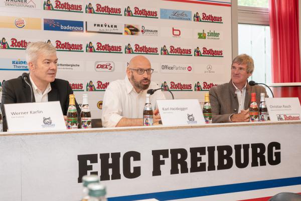 Badische Staatsbrauerei Rothaus und EHC Freiburg verlängern 23-jährige Partnerschaft - Pressekonferenz beim EHC Freiburg: Von links EHC Vorstand Werner Karlin, Karl Heidegger (EHC Freiburg Leiter Spielbetrieb und Kommunikation) Christian Rasch (Alleinvorstand Badische Staatsbrauerei Rothaus AG). Badische Staatsbrauerei Rothaus und EHC Freiburg verlängern 23-jährige Partnerschaft - Pressekonferenz beim EHC Freiburg: Von links EHC Vorstand Werner Karlin, Karl Heidegger (EHC Freiburg Leiter Spielbetrieb und Kommunikation) Christian Rasch (Alleinvorstand Badische Staatsbrauerei Rothaus AG).