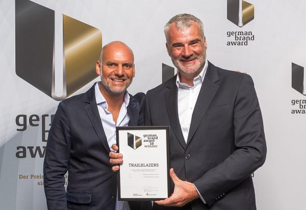 „tomorrow”, „Why we race“ und „Trailblazers“ - Schaeffler erneut für seine Markenkommunikation ausgezeichnet
Tim Hahne (Produzent und Geschäftsführer Stereoscreen) und Jörg Walz (Vice President Sponsoring & Leiter Unternehmenskommunikation Future Trends Schaeffler)
Foto: Schaeffler Technologies AG & Co. KG „tomorrow”, „Why we race“ und „Trailblazers“ - Schaeffler erneut für seine Markenkommunikation ausgezeichnet
Tim Hahne (Produzent und Geschäftsführer Stereoscreen) und Jörg Walz (Vice President Sponsoring & Leiter Unternehmenskommunikation Future Trends Schaeffler)
Foto: Schaeffler Technologies AG & Co. KG