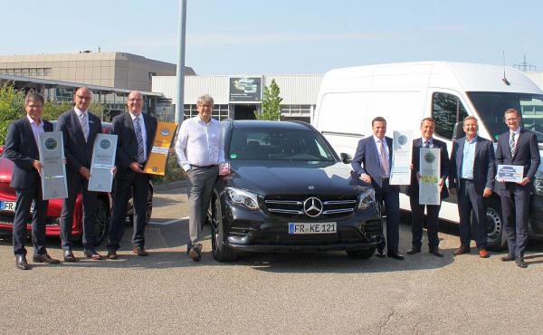 Ein ausgezeichnetes Jahr - Daimler AG überreichte Mercedes-Benz Kestenholz in Freiburg Auszeichnungen für Service mit Stern und smart & smile
Von rechts: Ulrich Rudolf (Vertriebsmanager Service PKW + smart), Karsten Bahnsen (Centerleiter Bad Säckingen), Hubertus Golisch (Serviceleitung PKW+smart Freiburg), Volker Speck (Geschäftsführung), Sascha Kammerdiener (Werkstattleitung Freiburg), Dennie Wetzel (Centerleiter Lörrach), Ugo D’Andrea (Vertriebsmanager LKW) und Thomas Kestenholz (Geschäftsführung)

Foto: Kestenholz GmbH