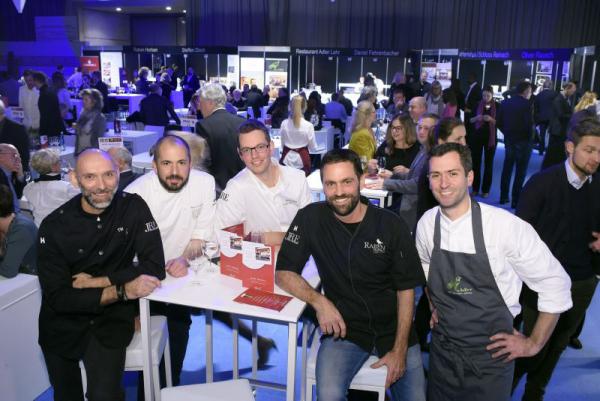 Plaza Culinaria 09. – 11. November 2018, Messe Freiburg: Vorweihnachtlichen Genuss plant man am besten schon im Sommer! - Die 2. „Charity Night – 5 Sterne Küchenparty“ bei der 15. Plaza Culinaria in Freiburg bietet einen stimmungsvollen Rahmen für einen besonderen Abend Plaza Culinaria 09. – 11. November 2018, Messe Freiburg: Vorweihnachtlichen Genuss plant man am besten schon im Sommer! - Die 2. „Charity Night – 5 Sterne Küchenparty“ bei der 15. Plaza Culinaria in Freiburg bietet einen stimmungsvollen Rahmen für einen besonderen Abend