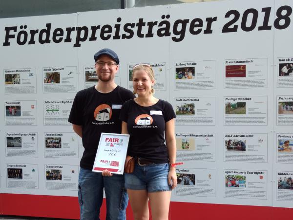 Marco Rosenthal (links) und Annette Linder (rechts) aus dem Vorstandsteam der „Computertruhe“ nahmen den Preis stellvertretend für den Verein entgegen. Marco Rosenthal (links) und Annette Linder (rechts) aus dem Vorstandsteam der „Computertruhe“ nahmen den Preis stellvertretend für den Verein entgegen.