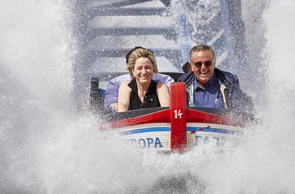 Die Ministerin zusammen mit Europa-Park Inhaber Roland Mack bei der Fahrt mit der Wasserachterbahn „Poseidon“.
Foto: Europa-Park
Die Ministerin zusammen mit Europa-Park Inhaber Roland Mack bei der Fahrt mit der Wasserachterbahn „Poseidon“.
Foto: Europa-Park