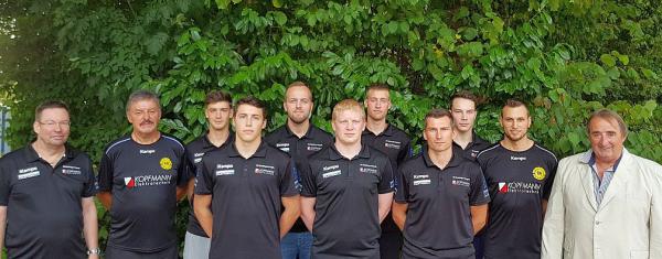 Handball: SG Köndringen/Teningen mitten in Vorbereitung auf Oberligasaison
Die SG-Verantwortlichen präsentieren die Neuzugänge (von links): Trainer Ole Andersen, Torwart-Trainer Detlef Frers, Paul Blank, Felix Weise, Jozef Hantak, Eimantas Mikucionis, Daniel Fahrländer, Sebastian Kicki, Jan-Phillip Valda, Athletik-Trainer Jannis Denecke, Felix Weise und Sportlicher Leiter Reinhold Kopfmann. Es fehlt: Patrick Schumacher.

Foto: SG Köndringen/Teningen