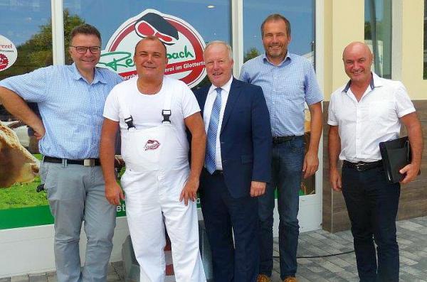 CDU-Bundestagsabgeordneter Weiß informierte sich über Projektstand beim Kandelhotel
Von links: Christian Ringwald (CDU-Stadt- und Kreisrat), Kandelhotel-Inhaber Ulrich Reichenbach, CDU-Bundestagsabgeordneter Peter Weiß, Roland Schöttle (Geschäftsführer des Naturpark Südschwarzwald) und Unternehmensberater Michael Gschwander
Foto: Winkler CDU-Bundestagsabgeordneter Weiß informierte sich über Projektstand beim Kandelhotel
Von links: Christian Ringwald (CDU-Stadt- und Kreisrat), Kandelhotel-Inhaber Ulrich Reichenbach, CDU-Bundestagsabgeordneter Peter Weiß, Roland Schöttle (Geschäftsführer des Naturpark Südschwarzwald) und Unternehmensberater Michael Gschwander
Foto: Winkler