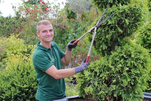 Edouard Uhl (21) lebt in Frankreich und absolviert eine grenzüberschreitende Ausbildung zum Gärtner mit der Fachrichtung Zierpflanzenbau. Edouard Uhl (21) lebt in Frankreich und absolviert eine grenzüberschreitende Ausbildung zum Gärtner mit der Fachrichtung Zierpflanzenbau.