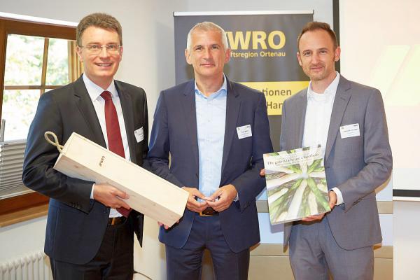 Konzernbevollmächtigter der Deutschen Bahn AG Sven Hantel war zu Gast in der Ortenau
Von links: Bürgermeister Thorsten Erny (Wirtschaftsregion Ortenau-Aufsichtsratsvorsitzender), Sven Hantel und Wirtschaftsregion Ortenau-Geschäftsführer Dominik Fehringer
Foto: Wirtschaftsregion Ortenau Konzernbevollmächtigter der Deutschen Bahn AG Sven Hantel war zu Gast in der Ortenau
Von links: Bürgermeister Thorsten Erny (Wirtschaftsregion Ortenau-Aufsichtsratsvorsitzender), Sven Hantel und Wirtschaftsregion Ortenau-Geschäftsführer Dominik Fehringer
Foto: Wirtschaftsregion Ortenau