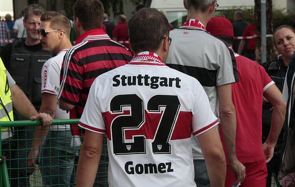 SC Freiburg - VfB Stuttgart: Er hatte das richtige Trikot für den Stadionbesuch gewählt! Zwei Treffer von Gomez!  