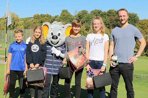Von links: Maxim Brucker, Joy Wahl, Julica Grass, Emely Wahl mit Lehrer Christian Häring vom Gymnasium Friedrich II aus Lorch haben das beste Ergebnis erzielt.
Foto: Europa-Park Von links: Maxim Brucker, Joy Wahl, Julica Grass, Emely Wahl mit Lehrer Christian Häring vom Gymnasium Friedrich II aus Lorch haben das beste Ergebnis erzielt.
Foto: Europa-Park