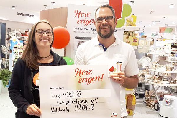 Julia Fiedler, stellvertretende Vorsitzende der Computertruhe, bedankt sich bei Filialleiter Michael Böhler Julia Fiedler, stellvertretende Vorsitzende der Computertruhe, bedankt sich bei Filialleiter Michael Böhler