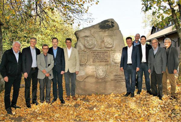 "Brandenkopf-Gipfelkonferenz" abgehalten
Von links: Hans-Martin Moll (Zell am Harmersbach), Siegfried Huber (Oberharmersbach), Ottmar Ritter (Oberharmersbach), Richard Weith (Oberharmersbach), Thomas Schneider (Fischerbach), Wolfgang Herrmann (Hausach), Jürgen Nowak (Oberwolfach), Matthias Bauernfeind (Oberwolfach), Manfred Wöhrle (Hausach) und Manfred Kienzle (Hausach)
Foto: Gemeinde Oberwolfach
"Brandenkopf-Gipfelkonferenz" abgehalten
Von links: Hans-Martin Moll (Zell am Harmersbach), Siegfried Huber (Oberharmersbach), Ottmar Ritter (Oberharmersbach), Richard Weith (Oberharmersbach), Thomas Schneider (Fischerbach), Wolfgang Herrmann (Hausach), Jürgen Nowak (Oberwolfach), Matthias Bauernfeind (Oberwolfach), Manfred Wöhrle (Hausach) und Manfred Kienzle (Hausach)
Foto: Gemeinde Oberwolfach