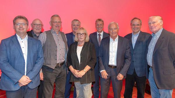 Heinrich Breit bleibt Aufsichtsrat-Vorsitzender des SC Freiburg
Der Aufsichtsrat (von links): Marc Schmid, Günther Schrempp, Heinrich Breit, Wolfgang Kalsbach, Hannelore Stocker, Marcel Thimm, Werner Blank, Johannes Baumgartner und Gernot Pöpperl

Foto: Achim Keller