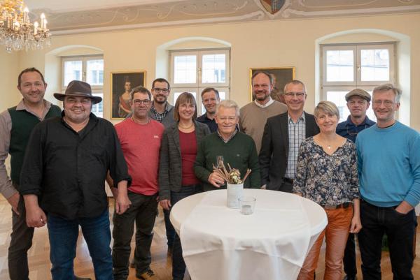 13 Breisgauer Weingüter überzeugen! - Von links: Martin Frey (Weingut Martin und Otto Frey, Denzlingen), Johannes Hügle (Weingut Gallushof, Heimbach), Mario Burkhart (Weinmanufaktur Burkhart, Malterdingen), Andreas Bieselin (Weingut Bieselin, Ettenheim), Eva Burtsche (Weingut Mößner-Burtsche, Köndringen), Markus Wöhrle (Weingut Wöhrle, Lahr), Horst Holub (Weingut Holub, Tutschfelden), Bernhard Jägle (Weingut Jägle, Kenzingen), Georg Moosmann (Weingut Moosmann, Buchholz), Ilona Boos-Stöcklin (Weingut Bernhard Huber, Malterdingen), Odin Bauer (Weingut Zalwander, Malterdingen), Hans-Bert Espe (Shelter Winery, Kenzingen). 13 Breisgauer Weingüter überzeugen! - Von links: Martin Frey (Weingut Martin und Otto Frey, Denzlingen), Johannes Hügle (Weingut Gallushof, Heimbach), Mario Burkhart (Weinmanufaktur Burkhart, Malterdingen), Andreas Bieselin (Weingut Bieselin, Ettenheim), Eva Burtsche (Weingut Mößner-Burtsche, Köndringen), Markus Wöhrle (Weingut Wöhrle, Lahr), Horst Holub (Weingut Holub, Tutschfelden), Bernhard Jägle (Weingut Jägle, Kenzingen), Georg Moosmann (Weingut Moosmann, Buchholz), Ilona Boos-Stöcklin (Weingut Bernhard Huber, Malterdingen), Odin Bauer (Weingut Zalwander, Malterdingen), Hans-Bert Espe (Shelter Winery, Kenzingen).