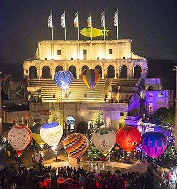 Stimmungsvolles "Ballonglühen" auf der Piazza des Europa-Park Hotels "Colosseo".
Foto: Europa-Park Stimmungsvolles "Ballonglühen" auf der Piazza des Europa-Park Hotels "Colosseo".
Foto: Europa-Park