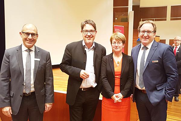 Von links: Der stellvertretende Vorstandsvorsitzende der Sparkasse Erich Greil mit den Referenten Georg Ortner und Michaela Feistel sowie dem Geschäftsführer der Sparkassen-Immo GmbH Oliver Kamenisch.
Foto: Sparkasse Freiburg-Nördlicher Breisgau Von links: Der stellvertretende Vorstandsvorsitzende der Sparkasse Erich Greil mit den Referenten Georg Ortner und Michaela Feistel sowie dem Geschäftsführer der Sparkassen-Immo GmbH Oliver Kamenisch.
Foto: Sparkasse Freiburg-Nördlicher Breisgau