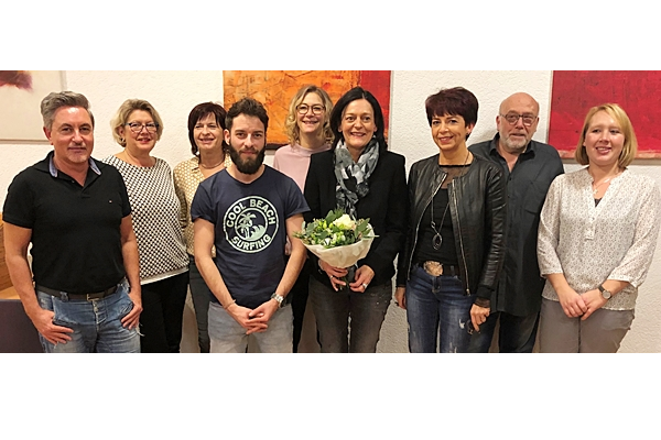 Das neue Vorstandsteam (von links): Christian Nutto (Schriftführer),
Elke Fischer (Beisitzerin), Julia Siegmund (Beisitzerin), Toni Wiedensohler (Beisitzer), Sabine Reinbold, (Obermeisterin), Doris Lutz (stellvertretende Obermeisterin), Helmut Haag (Beisitzer), Kassenprüferin Jockmann
Bild: Innung Das neue Vorstandsteam (von links): Christian Nutto (Schriftführer),
Elke Fischer (Beisitzerin), Julia Siegmund (Beisitzerin), Toni Wiedensohler (Beisitzer), Sabine Reinbold, (Obermeisterin), Doris Lutz (stellvertretende Obermeisterin), Helmut Haag (Beisitzer), Kassenprüferin Jockmann
Bild: Innung