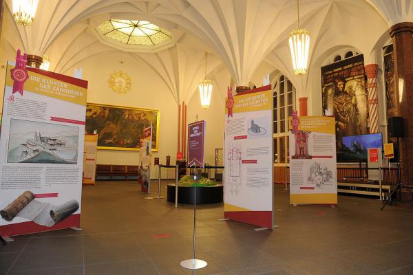 Bis 1. Februar 2019: „Die Zähringer: Mythos und Wirklichkeit“
Die Ausstellung "Die Zähringer: Mythos und Wirklichkeit" in der Meckelhalle der Sparkasse
Foto: Seehstern Bis 1. Februar 2019: „Die Zähringer: Mythos und Wirklichkeit“
Die Ausstellung "Die Zähringer: Mythos und Wirklichkeit" in der Meckelhalle der Sparkasse
Foto: Seehstern