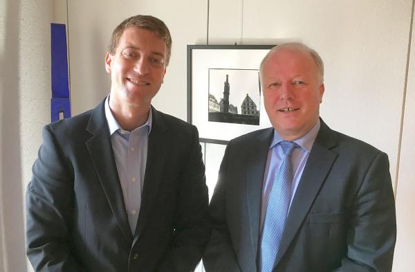 CDU-Bundestagsabgeordneter Weiß war zu Antrittsbesuch im Rathaus von Endingen.
CDU-Bundestagsabgeordneter Peter Weiß (rechts) und Endingens neuer Bürgermeister Tobias Metz trafen sich zu einem Informationsgespräch im Endinger Rathaus.
Foto: Büro Peter Weiß CDU-Bundestagsabgeordneter Weiß war zu Antrittsbesuch im Rathaus von Endingen.
CDU-Bundestagsabgeordneter Peter Weiß (rechts) und Endingens neuer Bürgermeister Tobias Metz trafen sich zu einem Informationsgespräch im Endinger Rathaus.
Foto: Büro Peter Weiß