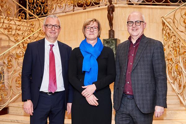 Finanzministerin zu Gast beim wvib
V.l.: Dr. Christoph Münzer (wvib- Hauptgeschäftsführer), Finanzministerin Edith Sitzmann, Thomas Burger (wvib-Präsident). Finanzministerin zu Gast beim wvib
V.l.: Dr. Christoph Münzer (wvib- Hauptgeschäftsführer), Finanzministerin Edith Sitzmann, Thomas Burger (wvib-Präsident).