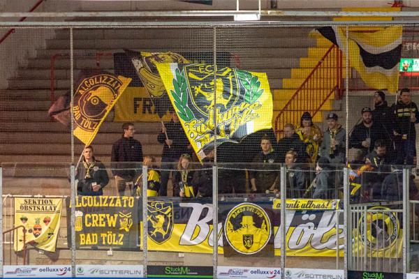 EHC Freiburg führt nach 3:2-Sieg in der Overtime mit 2:0 in den Playdowns gegen die Tölzer Löwen - Einige Fans der Tölzer Löwen fanden den Weg in die Franz-Siegel-Halle in Freiburg.