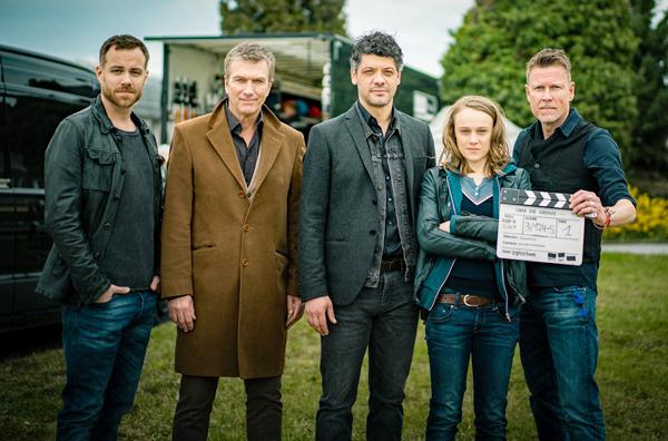 V. li:. Bernhard Piesk als Tino Loher, Philippe Caroît als Yves Kléber, Carlo Ljubek als neuer Revierleiter Niko Sander, Anke Retzlaff als Leni Herold, Regisseur Michael Rowitz.
© SWR/Polyphon Pictures/Alexander Fischerkoesen V. li:. Bernhard Piesk als Tino Loher, Philippe Caroît als Yves Kléber, Carlo Ljubek als neuer Revierleiter Niko Sander, Anke Retzlaff als Leni Herold, Regisseur Michael Rowitz.
© SWR/Polyphon Pictures/Alexander Fischerkoesen