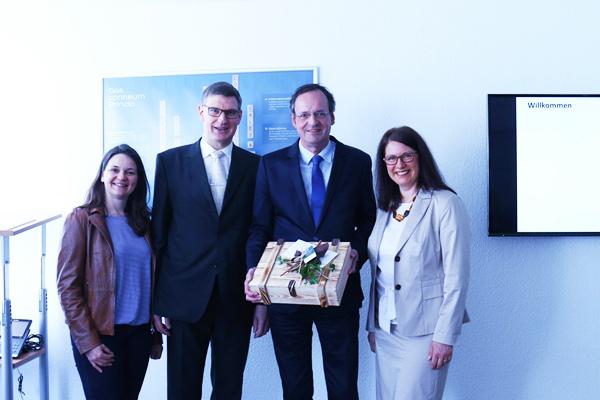Oberbürgermeister Matthias Braun gratulierte gemeinsam mit Wirtschaftsförderin Nadine Klasen diese Woche zum Start der Unternehmensberatung „conneum“ von Dr. Elmar Stumpf. Die Aufnahme zeigt von links: Nadine Klasen, Dr. Elmar Stumpf, Oberbürgermeister Matthias Braun sowie Despina Stumpf.
Bild: Corinna Oschwald/Stadt Oberkirch Oberbürgermeister Matthias Braun gratulierte gemeinsam mit Wirtschaftsförderin Nadine Klasen diese Woche zum Start der Unternehmensberatung „conneum“ von Dr. Elmar Stumpf. Die Aufnahme zeigt von links: Nadine Klasen, Dr. Elmar Stumpf, Oberbürgermeister Matthias Braun sowie Despina Stumpf.
Bild: Corinna Oschwald/Stadt Oberkirch