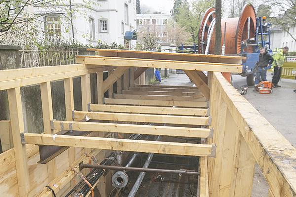 Baufeld 110 kV-Baustelle in Freiburg-Herdern von der Straße aus. Im Hintergrund die große Kabelrolle.
Foto: A.J. Schmidt
Baufeld 110 kV-Baustelle in Freiburg-Herdern von der Straße aus. Im Hintergrund die große Kabelrolle.
Foto: A.J. Schmidt