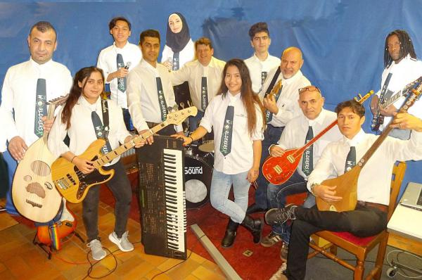 Multikulturelle Band „The Worlderers“ aus Lahr sucht Proberaum.
Von links: Mesud (Kurdistan), Melika (Afghanistan), Engracio (Philippinen), Said (Afghanistan), Nirov (Kurdistan), Thomas (Deutschland), Tahere (Iran), Masoud (Syrien), Herbie Wickertsheim (Deutschland; Leitung), Kamal (Kurdistan), Mohammad (Iran), und Yaya (Gambia).
Foto: Herbie Wickertsheim Multikulturelle Band „The Worlderers“ aus Lahr sucht Proberaum.
Von links: Mesud (Kurdistan), Melika (Afghanistan), Engracio (Philippinen), Said (Afghanistan), Nirov (Kurdistan), Thomas (Deutschland), Tahere (Iran), Masoud (Syrien), Herbie Wickertsheim (Deutschland; Leitung), Kamal (Kurdistan), Mohammad (Iran), und Yaya (Gambia).
Foto: Herbie Wickertsheim