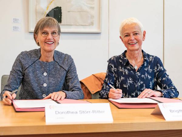 Département du Haut-Rhin und Landkreis Breisgau-Hochschwarzwald unterzeichneten Partnerschaftsvereinbarung - Landrätin Dorothea Störr-Ritter und Présidente Conseil départemental di Haut-Rhin Brigitte Klinkert (rechts).