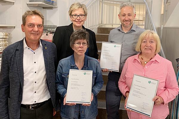 Vorne (von links): Hauptgeschäftsführer Handelsverband Südbaden Peter Spindler, Ulrike Weber, Elisabeth Reichenbach
Hinten (von links): Geschäftsführung Stiegeler Schlafkomfort Henrike Beck, Matthias Boos
Foto: Stiegeler Schlafkomfort, Freiburg Vorne (von links): Hauptgeschäftsführer Handelsverband Südbaden Peter Spindler, Ulrike Weber, Elisabeth Reichenbach
Hinten (von links): Geschäftsführung Stiegeler Schlafkomfort Henrike Beck, Matthias Boos
Foto: Stiegeler Schlafkomfort, Freiburg