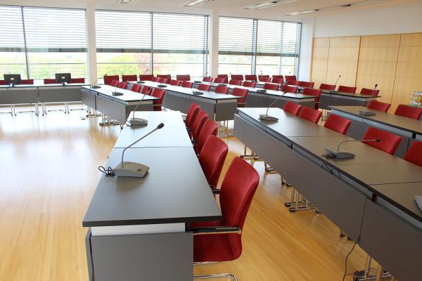 Höhere Wahlbeteiligung und 23 neue Kreisräte im Landkreis Emmendingen.
Genug Platz für die neuen Kreisräte: Im großen Sitzungssaal im Landratsamt Emmendingen nehmen am 22. Juli 2019 erstmals die 53 Kreisräte Platz, die für die neue fünfjährige Amtszeit gewählt wurden.
Foto: Landratsamt Emmendingen Höhere Wahlbeteiligung und 23 neue Kreisräte im Landkreis Emmendingen.
Genug Platz für die neuen Kreisräte: Im großen Sitzungssaal im Landratsamt Emmendingen nehmen am 22. Juli 2019 erstmals die 53 Kreisräte Platz, die für die neue fünfjährige Amtszeit gewählt wurden.
Foto: Landratsamt Emmendingen