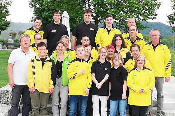 Mit 1.500 Euro unterstützen die Energiedienst-Mitarbeiter das ehrenamtliche Engagement des Fördervereins Special Olympics Hochrhein: Alexia Weisser (Schriftführerin Betriebsrat Energiedienst) und Roger Küpfer (Energiedienst) übergaben die Spende an Vorstand Bruno Schneider (rechts).
Foto: Energiedienst Holding AG, Laufenburg Mit 1.500 Euro unterstützen die Energiedienst-Mitarbeiter das ehrenamtliche Engagement des Fördervereins Special Olympics Hochrhein: Alexia Weisser (Schriftführerin Betriebsrat Energiedienst) und Roger Küpfer (Energiedienst) übergaben die Spende an Vorstand Bruno Schneider (rechts).
Foto: Energiedienst Holding AG, Laufenburg