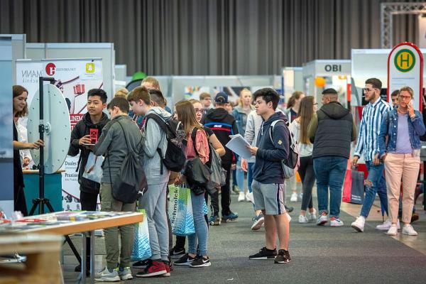 Über 9.000 Besucher informierten sich auf Job-Start-Börse in Freiburg.
Schülerinnen und Schüler bekamen auf der Messe Berufe praxisnahe Einblicke in rund 200 Berufe.

Foto: Klaus Polkowski