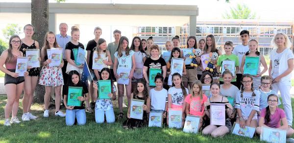 Bundespreise für die Theodor-Frank-Realschule Teningen.
Die Preisträger bei 40 Grad im Schatten mit ihrer Lehrerin Elisabeth Schott (rechts) und Realschulrektor Markus Felder (hintere Reihe, links).
Foto: Theodor-Frank-Realschule Teningen Bundespreise für die Theodor-Frank-Realschule Teningen.
Die Preisträger bei 40 Grad im Schatten mit ihrer Lehrerin Elisabeth Schott (rechts) und Realschulrektor Markus Felder (hintere Reihe, links).
Foto: Theodor-Frank-Realschule Teningen