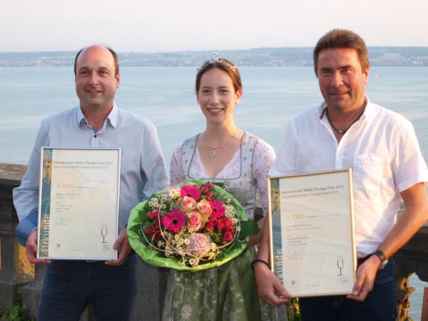 Werner Giener (WG Sasbach), Bodensee Weinprinzessin Pia Dreher, Leopold Laible (rechts) 

(Bild: Kaiserstühler Winzerverein Oberrotweil) 