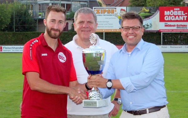 AXA Kaiserstuhl-Cup um den Fürstenberg-Pokal: Der Cup bleibt am Kaiserstuhl.
Von links: Tobias Klein (Kapitän Bahlinger SC), Bernd Karkossa (AXA Versicherungen) und Markus Weiss (Fürstenberg Brauerei).