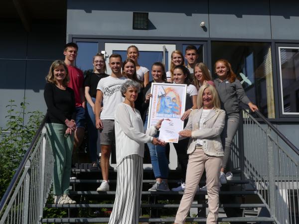 DAK-Gesundheit: Übergabe der Urkunde als Regionalsieger für die Schülerinnen und Schüler vom Chemiekurs Klasse WG/S12 des BSZ Waldkirch
