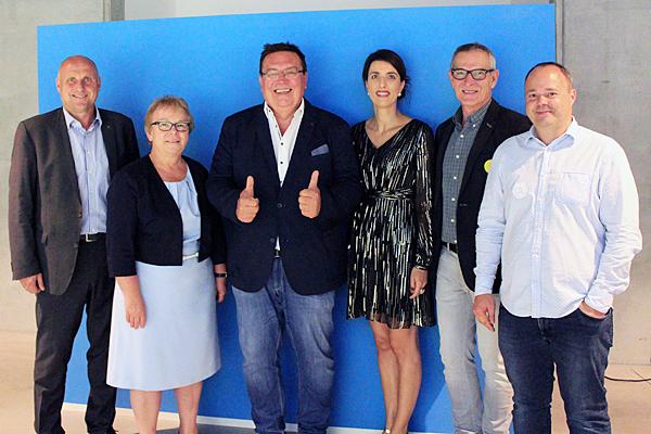 Von links: Oberbürgermeister Stefan Schlatterer, Bürgermeisterin Hannelore Reinbold-Mench, Bürgermeister Hartwig Bußhardt, Geschäftsführerin Sandra König, Bürgermeister Michael Goby, Geschäftsführer Lutz Bayer.
Foto: Stadt Emmendingen Von links: Oberbürgermeister Stefan Schlatterer, Bürgermeisterin Hannelore Reinbold-Mench, Bürgermeister Hartwig Bußhardt, Geschäftsführerin Sandra König, Bürgermeister Michael Goby, Geschäftsführer Lutz Bayer.
Foto: Stadt Emmendingen