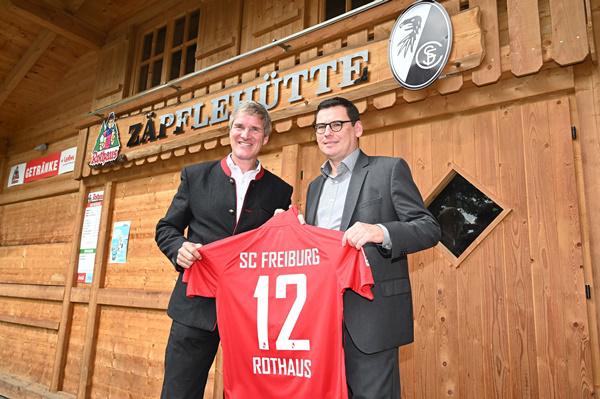 Christian Rasch, Alleinvorstand Badische Staatsbrauerei Rothaus, und Oliver Leki, Vorstand SC Freiburg.
Foto: Achim Keller Christian Rasch, Alleinvorstand Badische Staatsbrauerei Rothaus, und Oliver Leki, Vorstand SC Freiburg.
Foto: Achim Keller